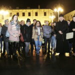 08.10.2017 Kielce. Grupa Zarażę Cie Bogiem Duszpasterstwa Akademickiego parafii Świętego Wojciecha odmawia różaniec na Placu Artystów / Jarosław Kubalski / Radio Kielce