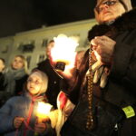 08.10.2017 Kielce. Grupa Zarażę Cie Bogiem Duszpasterstwa Akademickiego parafii Świętego Wojciecha odmawia różaniec na Placu Artystów / Jarosław Kubalski / Radio Kielce