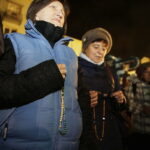 08.10.2017 Kielce. Grupa Zarażę Cie Bogiem Duszpasterstwa Akademickiego parafii Świętego Wojciecha odmawia różaniec na Placu Artystów / Jarosław Kubalski / Radio Kielce