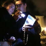 08.10.2017 Kielce. Grupa Zarażę Cie Bogiem Duszpasterstwa Akademickiego parafii Świętego Wojciecha odmawia różaniec na Placu Artystów / Jarosław Kubalski / Radio Kielce