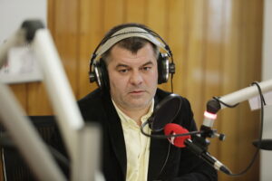 08.10.2017 Kielce. Studio Polityczne Radia Kielce. Prowadzący program Radosław Podsiadły / Jarosław Kubalski / Radio Kielce