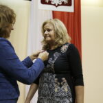 13.10.2017 Kielce.  Dzień Edukacji Narodowej. Odznaczenia państwowe, resortowe oraz nagrody odebrali najlepsi nauczyciele z województwa. Wojewoda Agata Wojtyszek wręcza Srebrny Krzyż Zasługi Beacie Kaweckiej / Jarosław Kubalski / Radio Kielce