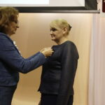 13.10.2017 Kielce.  Dzień Edukacji Narodowej. Odznaczenia państwowe, resortowe oraz nagrody odebrali najlepsi nauczyciele z województwa. Wojewoda Agata Wojtyszek wręcza Brązowy Krzyż Zasługi Małgorzacie Grzechimek / Jarosław Kubalski / Radio Kielce