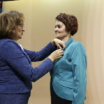 13.10.2017 Kielce.  Dzień Edukacji Narodowej. Odznaczenia państwowe, resortowe oraz nagrody odebrali najlepsi nauczyciele z województwa. Wojewoda Agata Wojtyszek wręcza Brązowy Krzyż Zasługi Danucie Szczygielskiej / Jarosław Kubalski / Radio Kielce