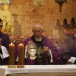 15.10.2017  Zawichost. Uroczystości pogrzebowe bp seniora diecezji sandomierskiej Wacława Świerzawskiego. Mszy żałobnej przewodniczył biskup Wacław Depo / Jarosław Kubalski / Radio Kielce