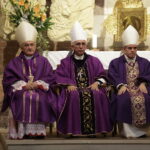 15.10.2017 Zawichost. Uroczystości pogrzebowe bp seniora diecezji sandomierskiej Wacława Świerzawskiego. Msza żałobna. Kardynał Kazimierz Nycz, biskup Wacław Depo i biskup Krzysztof Nitkiewicz / Jarosław Kubalski / Radio Kielce