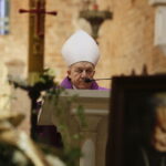 15.10.2017 Zawichost. Uroczystości pogrzebowe bp seniora diecezji sandomierskiej Wacława Świerzawskiego. Msza żałobna. Biskup Edward Frankowski / Jarosław Kubalski / Radio Kielce