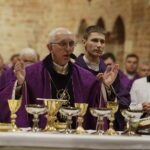 15.10.2017 Zawichost. Uroczystości pogrzebowe bp seniora diecezji sandomierskiej Wacława Świerzawskiego. Mszy żałobnej przewodniczył biskup Wacław Depo / Jarosław Kubalski / Radio Kielce