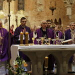 15.10.2017 Zawichost. Uroczystości pogrzebowe bp seniora diecezji sandomierskiej Wacława Świerzawskiego. Msza żałobna. Kardynał Kazimierz Nycz, biskup Wacław Depo i biskup Krzysztof Nitkiewicz / Jarosław Kubalski / Radio Kielce