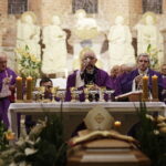 15.10.2017 Zawichost. Uroczystości pogrzebowe bp seniora diecezji sandomierskiej Wacława Świerzawskiego. Msza żałobna. Kardynał Kazimierz Nycz, biskup Wacław Depo i biskup Krzysztof Nitkiewicz / Jarosław Kubalski / Radio Kielce