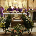 15.10.2017 Zawichost. Uroczystości pogrzebowe bp seniora diecezji sandomierskiej Wacława Świerzawskiego. Msza żałobna / Jarosław Kubalski / Radio Kielce