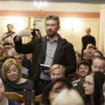 16.10.2017 Kielce. Bohdan Gumowski i jego książka "Camino znaczy droga". Spotkanie z czytelnikami w DŚT / Jarosław Kubalski / Radio Kielce