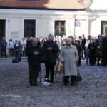 16.10.2017 Sandomierz. Uroczystości pogrzebowe biskupa-seniora Wacława Świerzawskiego w bazylice katedralnej. Telebim przed katedrą / Jarosław Kubalski / Radio Kielce