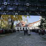 16.10.2017 Sandomierz. Uroczystości pogrzebowe biskupa-seniora Wacława Świerzawskiego w bazylice katedralnej. Telebim przed katedrą / Jarosław Kubalski / Radio Kielce