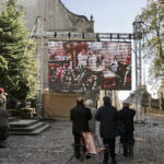 16.10.2017 Sandomierz. Uroczystości pogrzebowe biskupa-seniora Wacława Świerzawskiego w bazylice katedralnej. Telebim przed katedrą / Jarosław Kubalski / Radio Kielce