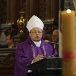 16.10.2017 Sandomierz. Uroczystości pogrzebowe biskupa-seniora Wacława Świerzawskiego w bazylice katedralnej. Arcybiskup Grzegorz Ryś / Jarosław Kubalski / Radio Kielce
