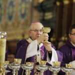 16.10.2017 Sandomierz. Uroczystości pogrzebowe biskupa-seniora Wacława Świerzawskiego w bazylice katedralnej. Mszę prowadził arcybiskup Stanisław Budzik / Jarosław Kubalski / Radio Kielce