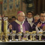 16.10.2017 Sandomierz. Uroczystości pogrzebowe biskupa-seniora Wacława Świerzawskiego w bazylice katedralnej. Mszę prowadził arcybiskup Stanisław Budzik / Jarosław Kubalski / Radio Kielce