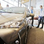 19.10.017 Kielce.  Siatkarze DAFI Społem Kielce dostali do jazdy toyoty yaris od TOYOTA Romanowski / Jarosław Kubalski / Radio Kielce