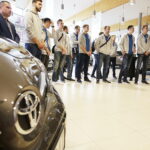 19.10.017 Kielce.  Siatkarze DAFI Społem Kielce dostali do jazdy toyoty yaris od TOYOTA Romanowski / Jarosław Kubalski / Radio Kielce