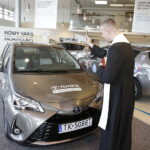 19.10.017 Kielce.  Siatkarze DAFI Społem Kielce dostali do jazdy toyoty yaris od TOYOTA Romanowski / Jarosław Kubalski / Radio Kielce