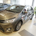 19.10.017 Kielce.  Siatkarze DAFI Społem Kielce dostali do jazdy toyoty yaris od TOYOTA Romanowski / Jarosław Kubalski / Radio Kielce