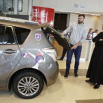 19.10.017 Kielce.  Siatkarze DAFI Społem Kielce dostali do jazdy toyoty yaris od TOYOTA Romanowski / Jarosław Kubalski / Radio Kielce