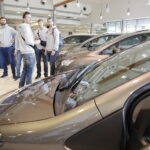 19.10.017 Kielce.  Siatkarze DAFI Społem Kielce dostali do jazdy toyoty yaris od TOYOTA Romanowski / Jarosław Kubalski / Radio Kielce