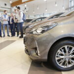 19.10.017 Kielce.  Siatkarze DAFI Społem Kielce dostali do jazdy toyoty yaris od TOYOTA Romanowski / Jarosław Kubalski / Radio Kielce