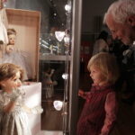 20.10.2017 Kielce. „Lalka w Belle Epoque” - wernisaż wystawy lalek z kolekcji Zbioru Sosenków w Galerii Sztuki Współczesnej „Winda” / Jarosław Kubalski / Radio Kielce