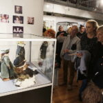 20.10.2017 Kielce. „Lalka w Belle Epoque” - wernisaż wystawy lalek z kolekcji Zbioru Sosenków w Galerii Sztuki Współczesnej „Winda” / Jarosław Kubalski / Radio Kielce