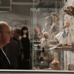 20.10.2017 Kielce. „Lalka w Belle Epoque” - wernisaż wystawy lalek z kolekcji Zbioru Sosenków w Galerii Sztuki Współczesnej „Winda” / Jarosław Kubalski / Radio Kielce