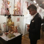 20.10.2017 Kielce. „Lalka w Belle Epoque” - wernisaż wystawy lalek z kolekcji Zbioru Sosenków w Galerii Sztuki Współczesnej „Winda”. Senator Krzysztof Słoń / Jarosław Kubalski / Radio Kielce