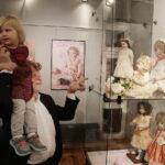 20.10.2017 Kielce. „Lalka w Belle Epoque” - wernisaż wystawy lalek z kolekcji Zbioru Sosenków w Galerii Sztuki Współczesnej „Winda” / Jarosław Kubalski / Radio Kielce