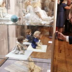 20.10.2017 Kielce. „Lalka w Belle Epoque” - wernisaż wystawy lalek z kolekcji Zbioru Sosenków w Galerii Sztuki Współczesnej „Winda” / Jarosław Kubalski / Radio Kielce