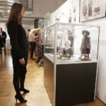 20.10.2017 Kielce. „Lalka w Belle Epoque” - wernisaż wystawy lalek z kolekcji Zbioru Sosenków w Galerii Sztuki Współczesnej „Winda” / Jarosław Kubalski / Radio Kielce