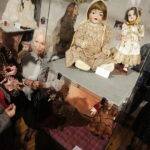 20.10.2017 Kielce. „Lalka w Belle Epoque” - wernisaż wystawy lalek z kolekcji Zbioru Sosenków w Galerii Sztuki Współczesnej „Winda” / Jarosław Kubalski / Radio Kielce