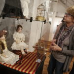 20.10.2017 Kielce. „Lalka w Belle Epoque” - wernisaż wystawy lalek z kolekcji Zbioru Sosenków w Galerii Sztuki Współczesnej „Winda” / Jarosław Kubalski / Radio Kielce