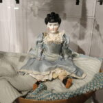 20.10.2017 Kielce. „Lalka w Belle Epoque” - wernisaż wystawy lalek z kolekcji Zbioru Sosenków w Galerii Sztuki Współczesnej „Winda” / Jarosław Kubalski / Radio Kielce