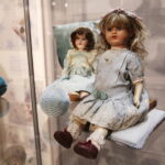 20.10.2017 Kielce. „Lalka w Belle Epoque” - wernisaż wystawy lalek z kolekcji Zbioru Sosenków w Galerii Sztuki Współczesnej „Winda” / Jarosław Kubalski / Radio Kielce