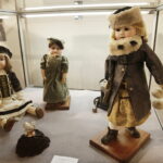 20.10.2017 Kielce. „Lalka w Belle Epoque” - wernisaż wystawy lalek z kolekcji Zbioru Sosenków w Galerii Sztuki Współczesnej „Winda” / Jarosław Kubalski / Radio Kielce