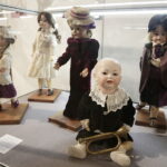 20.10.2017 Kielce. „Lalka w Belle Epoque” - wernisaż wystawy lalek z kolekcji Zbioru Sosenków w Galerii Sztuki Współczesnej „Winda” / Jarosław Kubalski / Radio Kielce