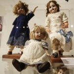 20.10.2017 Kielce. „Lalka w Belle Epoque” - wernisaż wystawy lalek z kolekcji Zbioru Sosenków w Galerii Sztuki Współczesnej „Winda” / Jarosław Kubalski / Radio Kielce