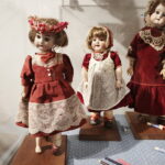 20.10.2017 Kielce. „Lalka w Belle Epoque” - wernisaż wystawy lalek z kolekcji Zbioru Sosenków w Galerii Sztuki Współczesnej „Winda” / Jarosław Kubalski / Radio Kielce