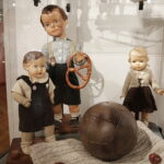 20.10.2017 Kielce. „Lalka w Belle Epoque” - wernisaż wystawy lalek z kolekcji Zbioru Sosenków w Galerii Sztuki Współczesnej „Winda” / Jarosław Kubalski / Radio Kielce