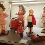 20.10.2017 Kielce. „Lalka w Belle Epoque” - wernisaż wystawy lalek z kolekcji Zbioru Sosenków w Galerii Sztuki Współczesnej „Winda” / Jarosław Kubalski / Radio Kielce