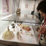 20.10.2017 Kielce. „Lalka w Belle Epoque” - wernisaż wystawy lalek z kolekcji Zbioru Sosenków w Galerii Sztuki Współczesnej „Winda” / Jarosław Kubalski / Radio Kielce