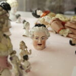 20.10.2017 Kielce. „Lalka w Belle Epoque” - wernisaż wystawy lalek z kolekcji Zbioru Sosenków w Galerii Sztuki Współczesnej „Winda” / Jarosław Kubalski / Radio Kielce