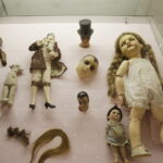 20.10.2017 Kielce. „Lalka w Belle Epoque” - wernisaż wystawy lalek z kolekcji Zbioru Sosenków w Galerii Sztuki Współczesnej „Winda” / Jarosław Kubalski / Radio Kielce