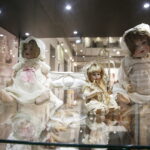 20.10.2017 Kielce. „Lalka w Belle Epoque” - wernisaż wystawy lalek z kolekcji Zbioru Sosenków w Galerii Sztuki Współczesnej „Winda” / Jarosław Kubalski / Radio Kielce